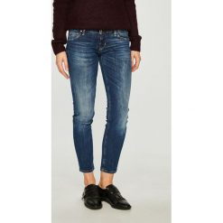 Guess Jeans - Jeansy Beverly. Niebieskie jeansy damskie Guess Jeans, z aplikacjami, z elastanu, z obniżonym stanem. W wyprzedaży za 259,90 zł.
