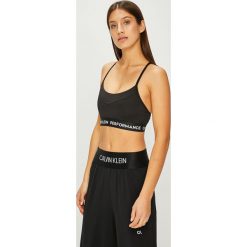 Calvin Klein Performance - Biustonosz. Czarne biustonosze sportowe damskie marki Calvin Klein Performance, m, z elastanu. Za 159,90 zł.