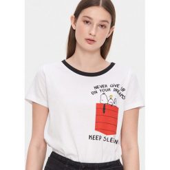 Koszulka z nadrukiem Snoopy - Biały. Białe koszulki damskie House, s, z nadrukiem, bez kołnierzyka, bez rękawów. W wyprzedaży za 29,99 zł.