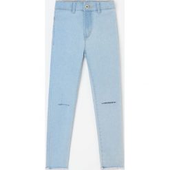 Jeansy skinny fit z przetarciami - Niebieski. Niebieskie jeansy damskie Reserved. Za 49,99 zł.