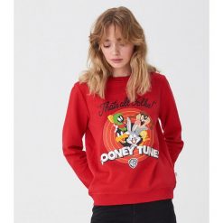 Bluza z nadrukiem Looney Tunes - Czerwony. Czerwone bluzy damskie House, s, z nadrukiem, bez rękawów, bez kaptura. W wyprzedaży za 59,99 zł.
