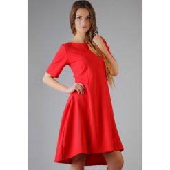 Sukienki balowe: Czerwona Elegancka Rozkloszowana Sukienka z Wydłużonym Tyłem