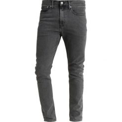 Calvin Klein Jeans 016 SKINNY Jeans Skinny Fit copenhagen grey. Czarne jeansy męskie marki Calvin Klein Jeans, z elastanu. Za 419,00 zł.