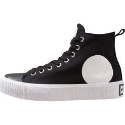 McQ Alexander McQueen PLIMSOLL PLATFORM Sneakersy wysokie black. Czarne sneakersy męskie marki McQ Alexander McQueen, bez wzorów, ze skóry, bez zapięcia. Za 669,00 zł.
