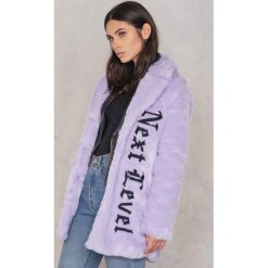 NA-KD Płaszcz ze sztucznego futra z haftem - Purple. Fioletowe płaszcze damskie marki NA-KD, z haftami, z materiału. W wyprzedaży za 178,38 zł.