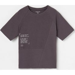 T-shirt z łączonych materiałów - Szary. Szare t-shirty męskie Reserved, s, bez wzorów, z materiału, bez kołnierzyka. Za 49,99 zł.