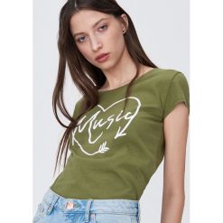 Koszulka z nadrukiem - Khaki. Brązowe koszulki damskie Sinsay, s, z nadrukiem, bez kołnierzyka, bez rękawów. Za 9,99 zł.