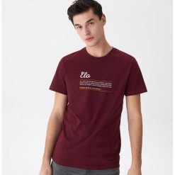 T-shirt z napisem Elo - Bordowy. Czerwone t-shirty męskie marki House, s, z napisami. Za 39,99 zł.
