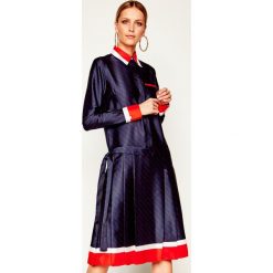 Sukienka koszulowa Victoria Victoria Beckham Printed Heavy Poly Twill 2120WDR000528A. Niebieskie sukienki damskie Victoria Victoria Beckham, na co dzień, bez wzorów, z poliesteru, z koszulowym kołnierzykiem, bez rękawów, proste. Za 2239,00 zł.