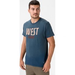 Jack & Jones Scott Koszulka Niebieski. Niebieskie podkoszulki męskie Jack & Jones, s, z haftami, z bawełny, bez kołnierzyka, krótkie. Za 109,95 zł.