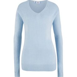 Sweter oversize z rozcięciem bonprix pudrowy niebieski. Fioletowe swetry damskie bonprix, bez wzorów, bez rękawów, bez kaptura. Za 37,99 zł.