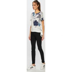 Desigual - Top. Białe bluzki damskie Desigual, s, z nadrukiem, z elastanu, z okrągłym kołnierzem, z krótkim rękawem. W wyprzedaży za 129,90 zł.
