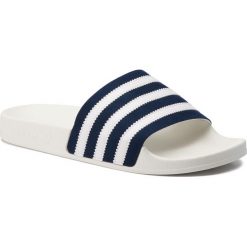 Klapki adidas - adilette CG6436 Conavy/Ftwwht/Owhite. Niebieskie klapki męskie Adidas, bez wzorów, ze skóry ekologicznej. W wyprzedaży za 119,00 zł.