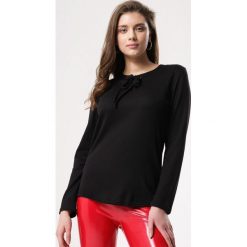 Czarna Bluzka Just Abo Boss. Czarne bluzki damskie Born2be, xl, bez wzorów, z dzianiny, z okrągłym kołnierzem, z długim rękawem. Za 39,99 zł.