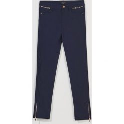 Dopasowane spodnie skinny fit -. Spodnie damskie Mohito, bez wzorów. Za 119,99 zł.