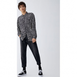 Koszula z biało-czarnym zwierzęcym wzorem. Czarne koszule męskie marki Pull&Bear, m, z motywem zwierzęcym, z długim rękawem. Za 99,90 zł.
