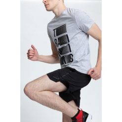 T-shirt męski TSM020 - chłodny jasny szary. Szare koszulki męskie marki 4f, na lato, m, z nadrukiem, z bawełny, bez kołnierzyka, krótkie. W wyprzedaży za 49,99 zł.