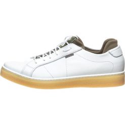 Skórzane sneakersy w kolorze białym. Białe sneakersy męskie Otto Kern, na sznurówki. W wyprzedaży za 299,95 zł.
