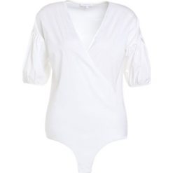 Patrizia Pepe CAMICIA Bluzka bianco ottico. Białe bluzki damskie marki Patrizia Pepe, bez wzorów, z elastanu, bez kołnierzyka, bez rękawów. W wyprzedaży za 569,40 zł.