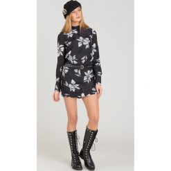 SUKIENKA GUESS. Czarne sukienki damskie Guess, na co dzień, s, w paski, z okrągłym kołnierzem, bez rękawów, mini, proste. Za 294,50 zł.