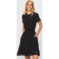 Calvin Klein Jeans - Sukienka. Czarne sukienki damskie Calvin Klein Jeans, na co dzień, s, bez wzorów, z elastanu, casualowe, z okrągłym kołnierzem, bez rękawów, rozkloszowane. Za 539,90 zł.