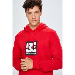 DC - Bluza. Czerwone bejsbolówki męskie DC, l, z nadrukiem, z bawełny, z kapturem. W wyprzedaży za 239,90 zł.
