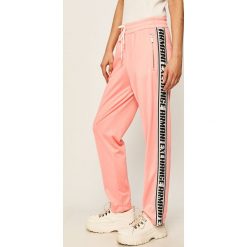 Armani Exchange - Spodnie. Różowe spodnie dresowe damskie Armani Exchange, s, z poliesteru. Za 559,90 zł.