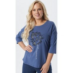 Granatowa Bluzka Callilopei. Niebieskie bluzki damskie Born2be, xl, z nadrukiem, z dzianiny, z okrągłym kołnierzem, z długim rękawem. Za 59,99 zł.