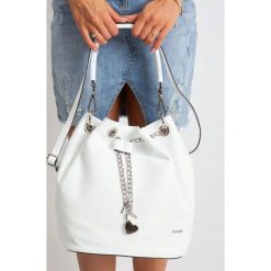 Torebka damska worek skórzana Rovicky biała - biały. Białe torebki klasyczne damskie ROVICKY, w paski, z jeansu, eleganckie, bez dodatków. Za 265,99 zł.