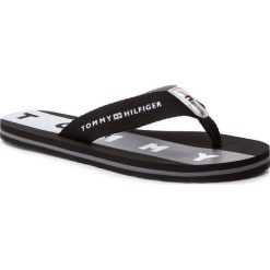 Japonki TOMMY HILFIGER - Flat Beach Sandal Flag Print FW0FW03885 Black 990. Czarne klapki damskie TOMMY HILFIGER, bez wzorów, ze skóry ekologicznej, bez obcasa. W wyprzedaży za 119,00 zł.