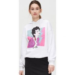 Bluza z retro nadrukiem - Biały. Białe bluzy damskie Cropp, s, z nadrukiem, bez rękawów, bez kaptura. Za 89,99 zł.