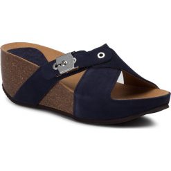 Klapki SCHOLL - Elon 2.0 F27445 1040 360 Navy Blue. Niebieskie klapki damskie Scholl, z aplikacjami, ze skóry, bez obcasa, na obcasie. W wyprzedaży za 219,00 zł.