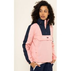 Kurtka puchowa Tommy Jeans Linear Logo DW0DW07589. Różowe kurtki damskie Tommy Jeans, xs, bez wzorów, z bawełny, bez kaptura. W wyprzedaży za 699,00 zł.