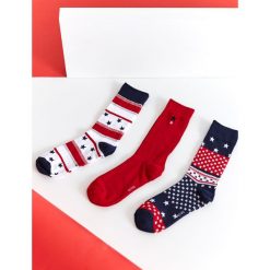 Skarpetki z motywem świątecznym. Czerwone skarpetki męskie w kolorowe wzory, z dzianiny. Za 29,99 zł.