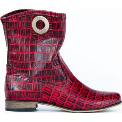 Wsuwane botki za kostkę z tłoczeniem - skóra naturalna - model 270 - kolor czarno-czerwony krokodyl. Czerwone botki damskie Zapato, ze skóry, klasyczne, za kostkę, bez obcasa, bez zapięcia. W wyprzedaży za 323,00 zł.