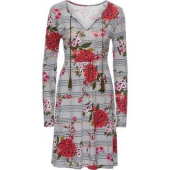 Sukienka shirtowa w kratę bonprix czarno-biały w kratę z nadrukiem. Czarne sukienki z falbanami bonprix, z nadrukiem. Za 109,99 zł.