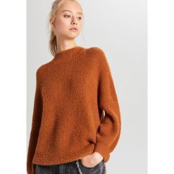 Miękki sweter oversize - Brązowy. Pomarańczowe swetry damskie Cropp, s, bez wzorów, bez rękawów, bez kaptura. Za 89,99 zł.