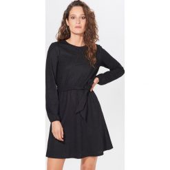 Żakardowa mini sukienka - Czarny. Czarne sukienki damskie Mohito, s, bez wzorów, z żakardem, bez kołnierzyka, bez rękawów, mini. Za 119,99 zł.
