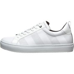 Skórzane sneakersy w kolorze białym. Białe sneakersy męskie Otto Kern, na sznurówki. W wyprzedaży za 349,95 zł.