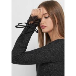 Lekki sweter z koronką. Szare swetry klasyczne damskie Orsay, xs, z dzianiny. Za 69,99 zł.