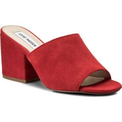 Klapki STEVE MADDEN - Dalis Sandal 91000920-10003-03001 Red. Czerwone klapki damskie Steve Madden, bez wzorów, z zamszu, bez obcasa, na obcasie. W wyprzedaży za 259,00 zł.