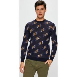 Guess Jeans - Sweter. Niebieskie swetry klasyczne męskie marki Guess Jeans, s, z aplikacjami, z bawełny, z okrągłym kołnierzem. Za 369,90 zł.