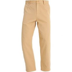 Chinosy męskie: Obey Clothing HARD WORK PANT Chinosy dusty yellow