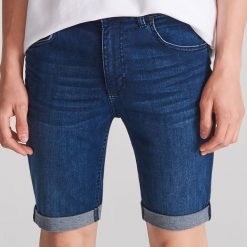 Jeansowe szorty slim - Granatowy. Niebieskie spodenki i szorty męskie Reserved, m, bez wzorów, z jeansu. Za 59,99 zł.