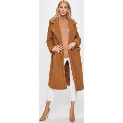 Guess Jeans - Płaszcz. Pomarańczowe kurtki damskie s, z aplikacjami, z poliesteru, klasyczne. W wyprzedaży za 539,90 zł.