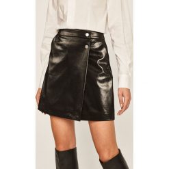 Guess Jeans - Spódnica. Czarne spódniczki damskie Guess Jeans, na co dzień, s, z aplikacjami, z poliesteru, casualowe, mini, proste. W wyprzedaży za 259,90 zł.