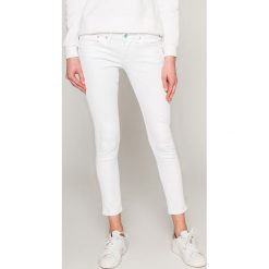 Pepe Jeans - Jeansy Ripple. Białe rurki damskie marki Pepe Jeans, z elastanu, z obniżonym stanem. W wyprzedaży za 299,90 zł.