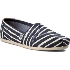Półbuty TOMS - Classic 10009721 Navy Painted Stripe. Niebieskie półbuty damskie Toms, na co dzień, bez wzorów, z tworzywa sztucznego, bez obcasa, na płaskiej podeszwie, bez zapięcia. W wyprzedaży za 189,00 zł.