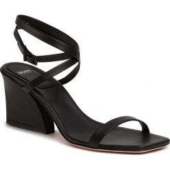 Sandały BOSS - Kristin Sandal 50429753 10207114 01 Black 001. Czarne klapki damskie Boss, bez wzorów, ze skóry, bez obcasa, na obcasie. W wyprzedaży za 1069,00 zł.