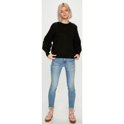 Guess Jeans - Sweter. Czarne swetry damskie Guess Jeans, s, z aplikacjami, z poliesteru, bez rękawów, bez kaptura. W wyprzedaży za 239,90 zł.